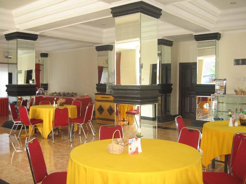 Top Star Hotel Cepu Exterior photo