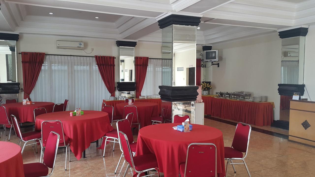 Top Star Hotel Cepu Exterior photo