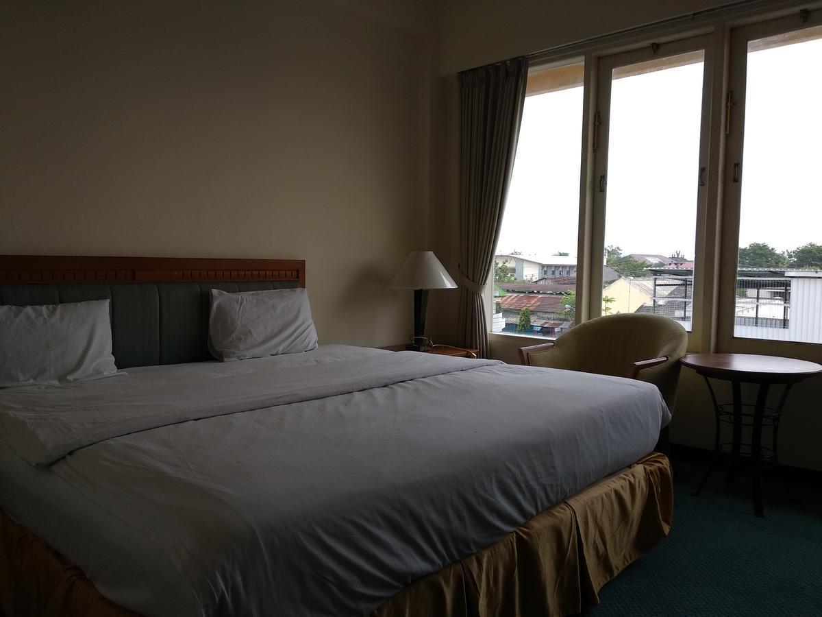 Top Star Hotel Cepu Exterior photo